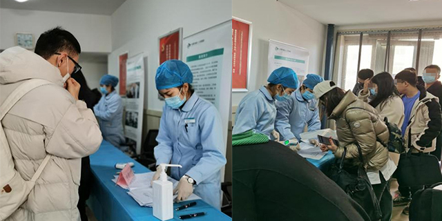 1637807074658937.jpg 工作人员认真查看“两码一证”、测体温.jpg