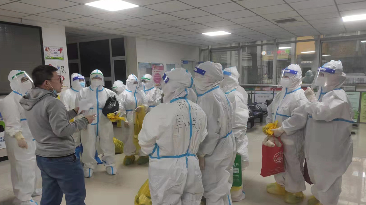 秀人网
三桥社区卫生服务中心，连夜开展特殊人群入户核酸采集工