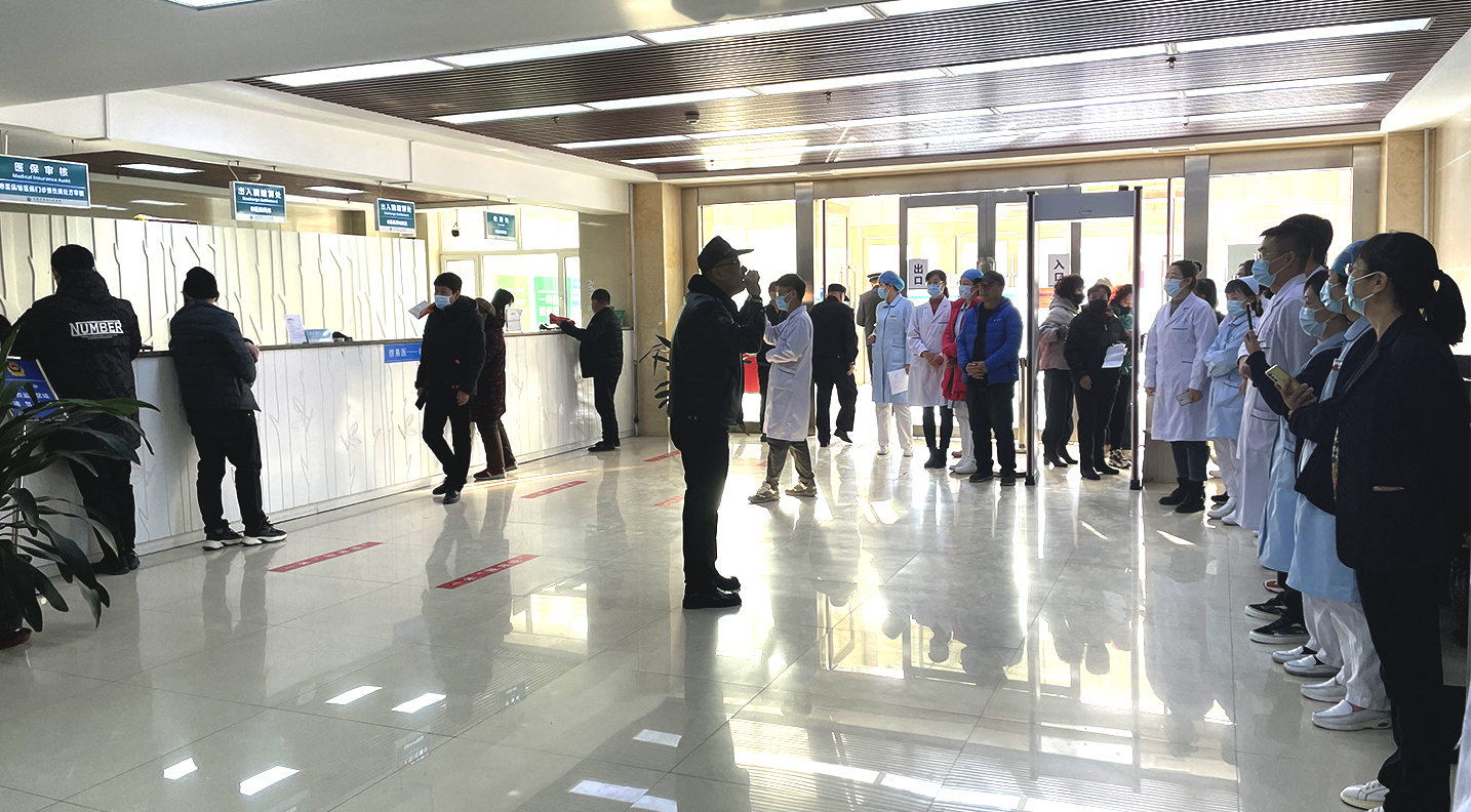 秀人网
安保科组织反恐怖应急演练