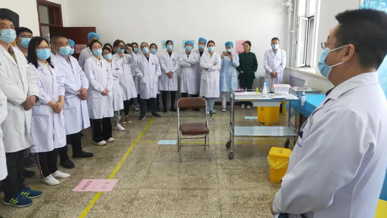 秀人网
开展穿脱防护服培训