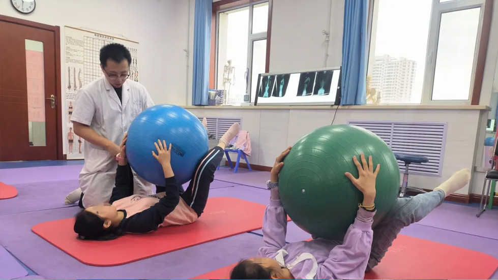 2025通用环球秀人网
脊柱健康夏令营集训活动来袭！不良体态及脊柱侧弯矫正