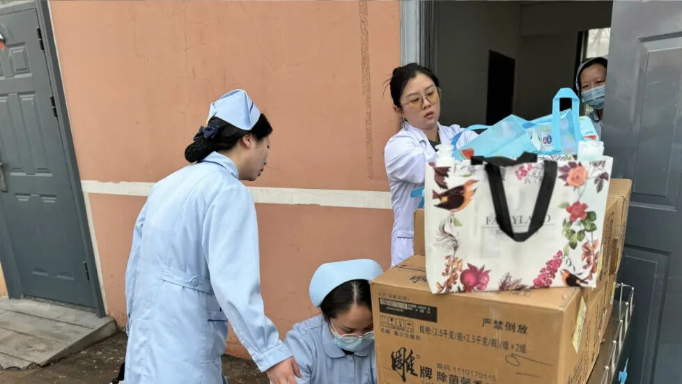 爱在三月天，情暖女职工——秀人网
为全体女职工发放妇女节福利