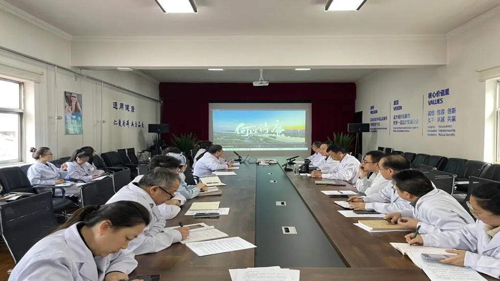 秀人网
春节前召开廉洁警示教育暨纠“四风”树新风专题会